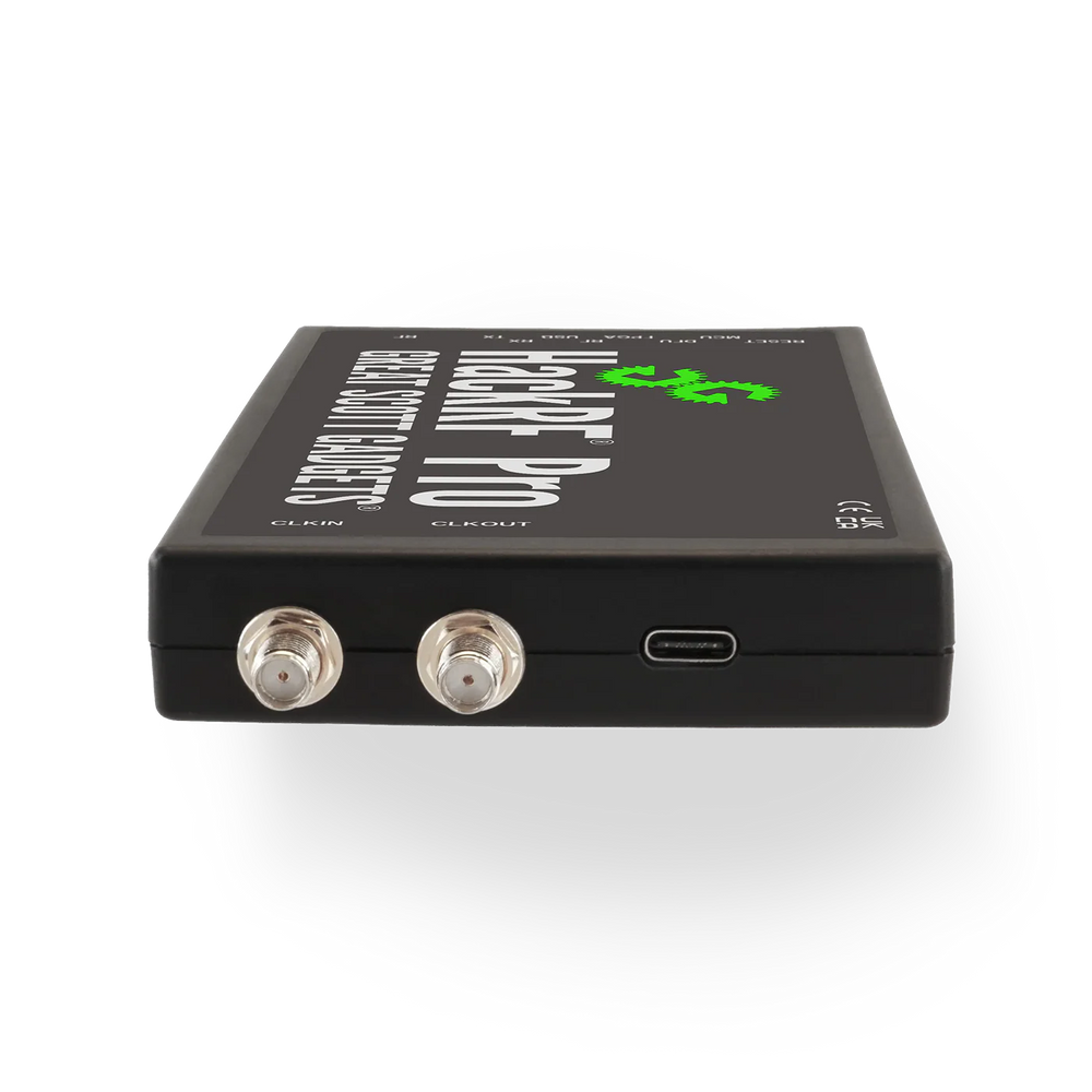 Bok HackRF Pro z dwoma srebrnymi złączami SMA i gniazdem USB-C