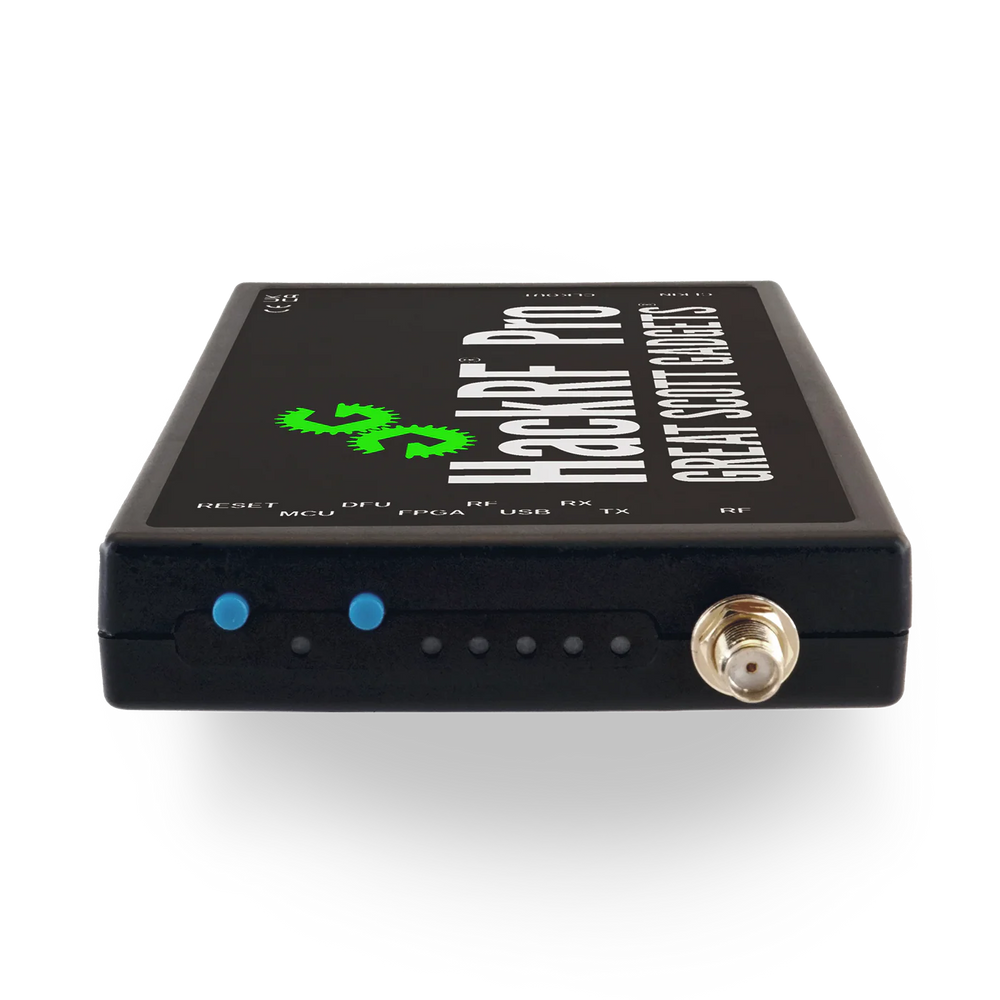 HackRF Pro pod skosem z dwoma niebieskimi przyciskami i złotymi złączami SMA