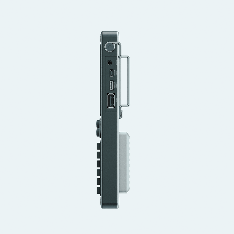 Bok srebrnego uConsole z portami - audio, micro HDMI, USB-C i USB-A