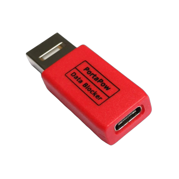 Czerwony adapter PortaPow gen. 3 Data Blocker USB-A do C - bloker transferu danych z wtykiem USB-A i gniazdem USB-C, na białym tle