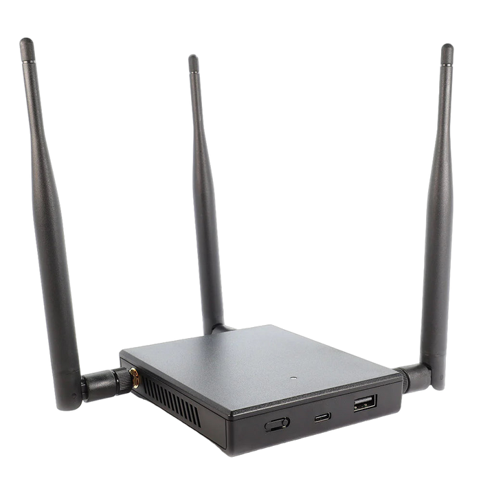 WiFi Pineapple Mark VII - černé zařízení se třemi anténami; vpředu přepínač, USB-C a port USB-A