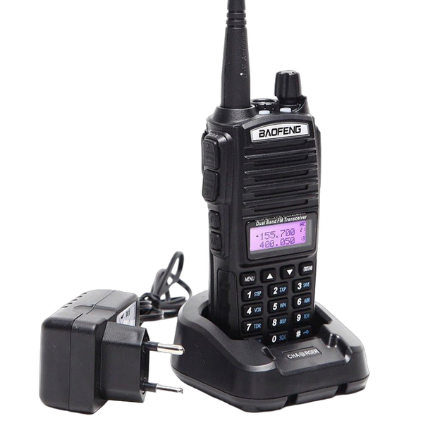 Czarny radiotelefon Baofeng UV-82 w ładowarce biurkowej z zasilaczem, anteną i wyświetlaczem z częstotliwościami