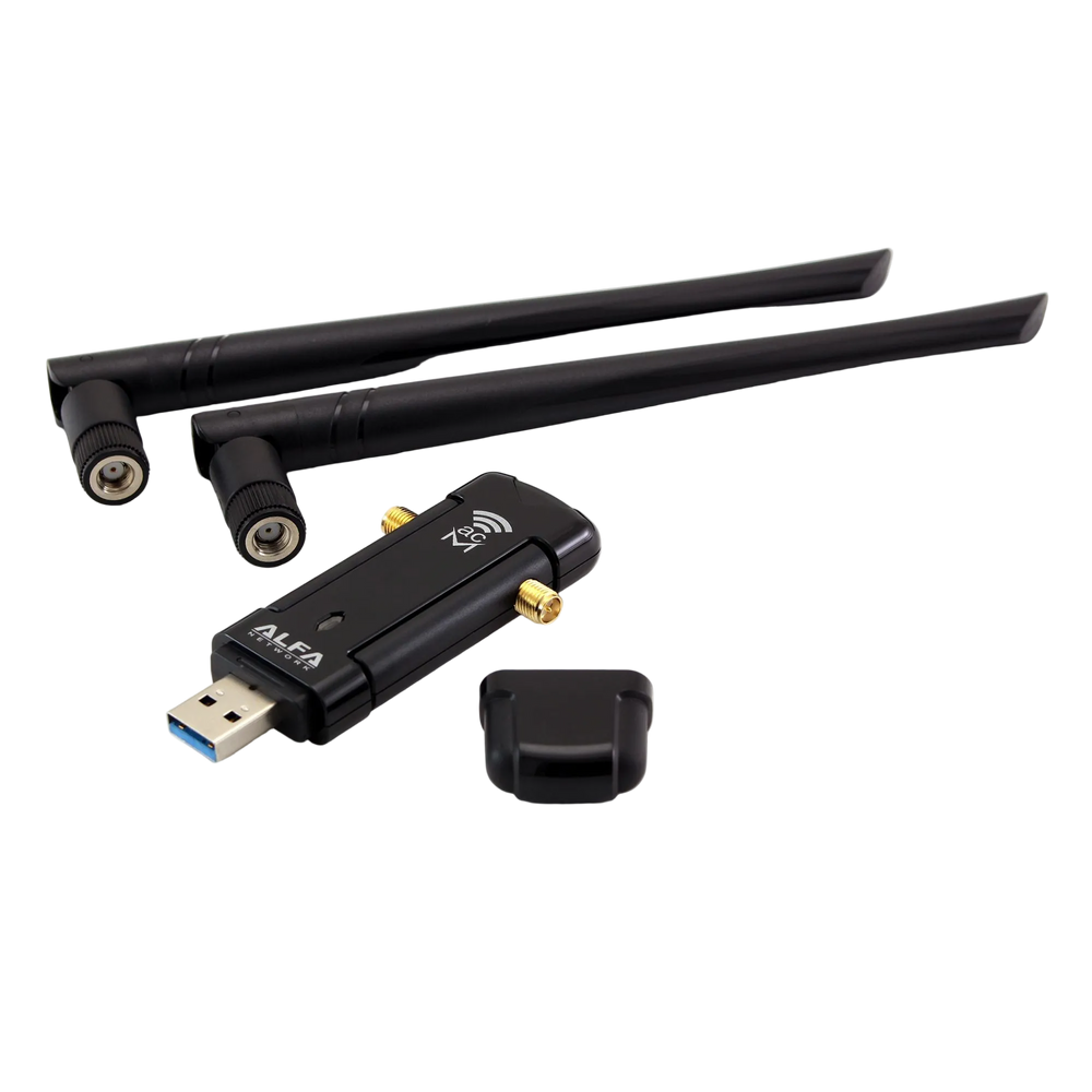 Černý USB 3.0 Wi-Fi adaptér Alfa AWUS036ACM se dvěma odšroubovanými dipólovými anténami a ochrannou krytkou USB