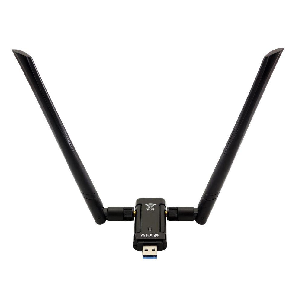 Černý USB 3.0 Wi-Fi adaptér Alfa AWUS036ACM se dvěma dipólovými anténami rozloženými do tvaru V a logem ALFA