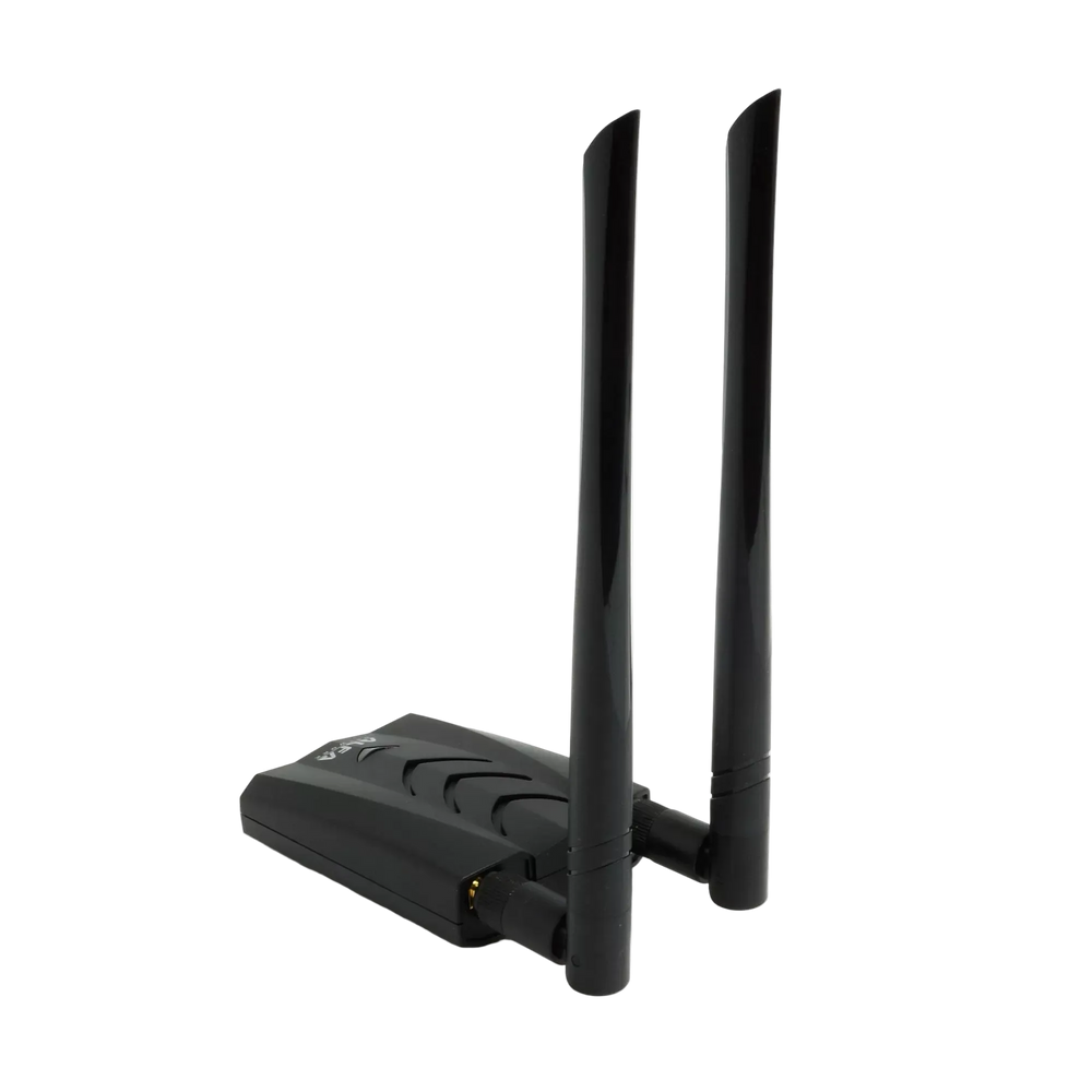 Wi-Fi адаптер Alfa AWUS036AXML под углом - чёрный корпус с двумя высокими съёмными антеннами на разъёмах RP-SMA и логотипом ALFA, на белом фоне