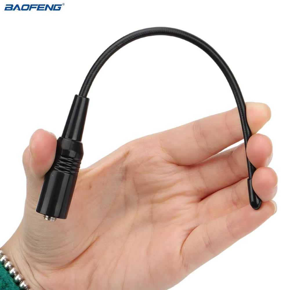 Flexible Baofeng NA-701 Antenne zu einem Bogen gebogen auf offener Hand