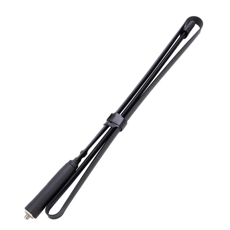 Czarna składana antena taśmowa taktyczna 75 cm w pozycji złożonej, spięta paskiem, ze złączem SMA