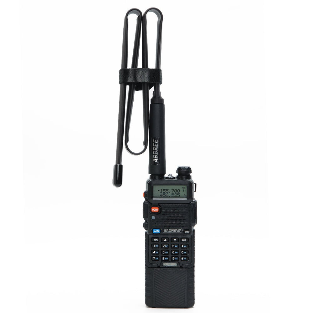 Antena taśmowa taktyczna 108 cm złożona i przypięta do radiotelefonu Baofeng UV-5R