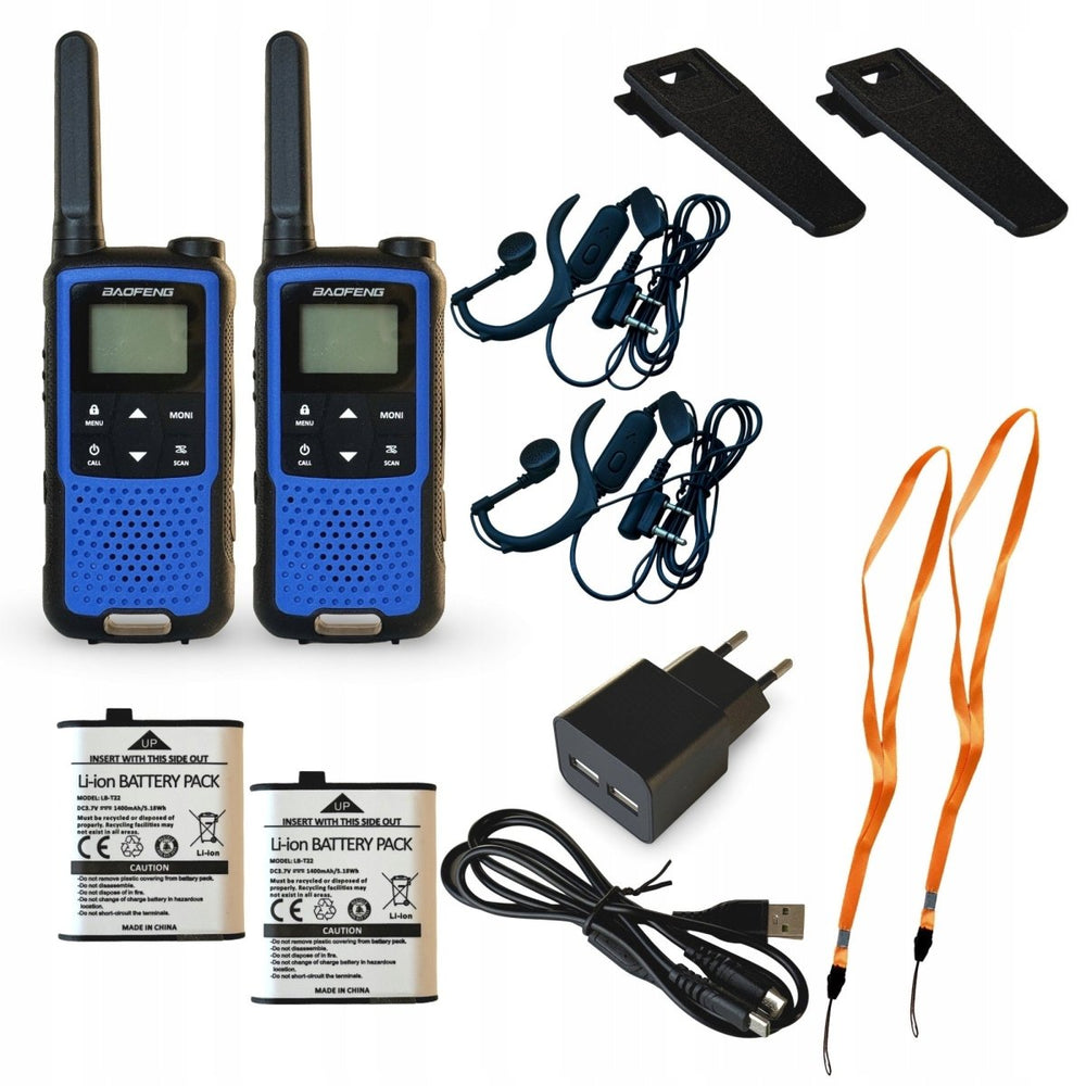 Blau-schwarze Baofeng T22 Funkgeräte mit Akkus, Zwei-Port-Ladegerät, Kabel und orangefarbenen Trageschlaufen