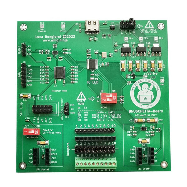 BRUSCHETTA-Board - zielona płytka widziana z góry z gniazdem USB-C, listwami JTAG i UART, klipsem SPI oraz logo whid.ninja