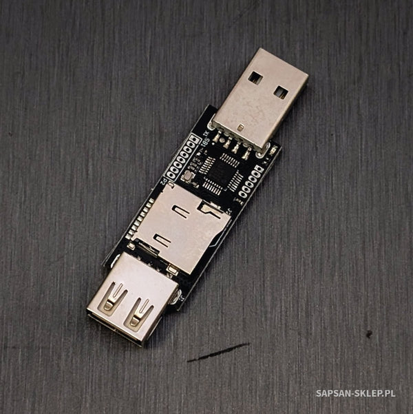 EvilCrow Hardware Keylogger WiFi - czarna płytka z wtykiem USB-A i gniazdem USB-A przelotowym oraz slotem microSD