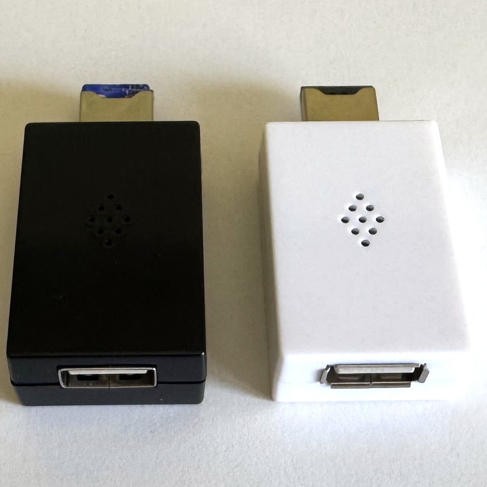Evil Crow Keylogger V2 w czarnej i białej obudowie z gniazdem USB-A, widok z góry