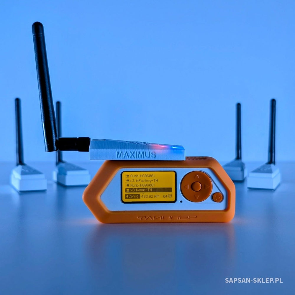 MAXIMUS CC1101 an einem orangefarbenen Flipper Zero mit einem 433,92-MHz-SubGHz-Signal auf dem Bildschirm, vier weitere Module im Hintergrund