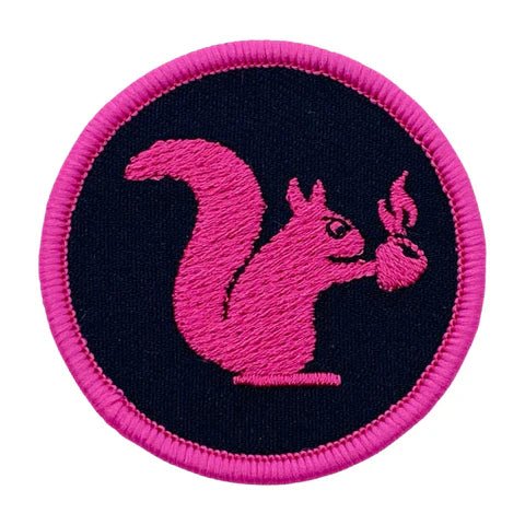 Naszywka Hak5 z różową wiewiórką Packet Squirrel trzymającą żołądź, różowa obwódka
