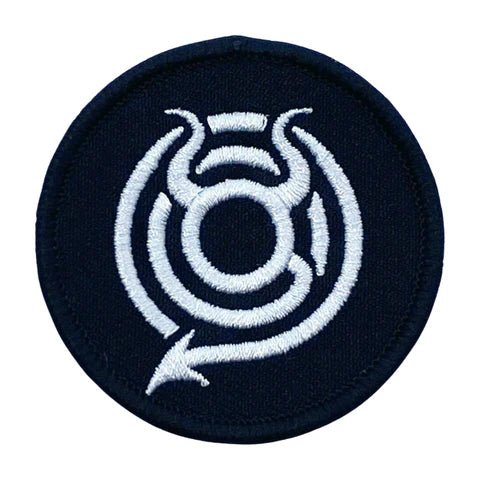 Okrągła naszywka z białym symbolem O.MG w spirali z ogonem zakończonym strzałką