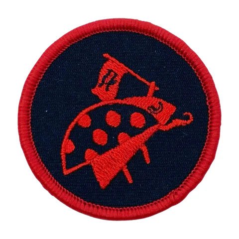 Naszywka Hak5 z czerwoną biedronką Plunder Bug niosącą piracką flagę, czerwona obwódka