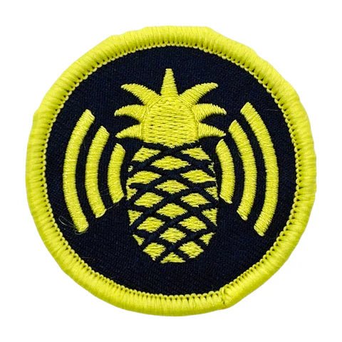 Naszywka Hak5 z żółtym ananasem WiFi Pineapple i falami radiowymi na granatowym tle, żółta obwódka