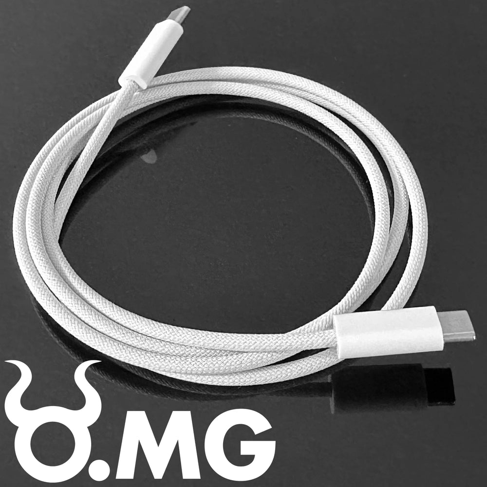 Zwinięty biały oplatany kabel O.MG USB-C na USB-C na ciemnym tle z logo O.MG