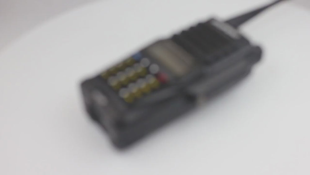 Wideo: czarne radio Baofeng UV-9R obracające się na białej obrotowej podstawce, widoczny przód z wyświetlaczem i klawiaturą oraz bok z przyciskiem PTT i kratką głośnika