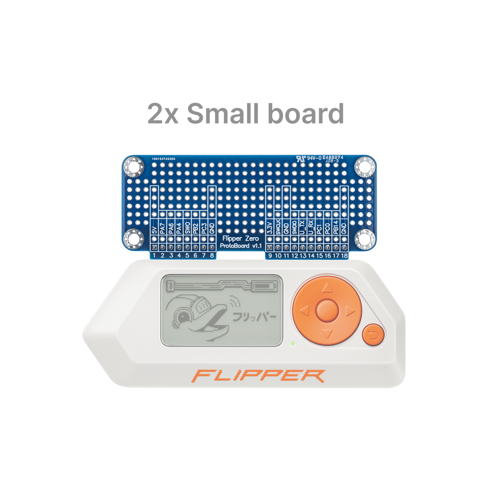Kleine blaue Prototyping-Platine am GPIO eines weißen Flipper Zero, Beschriftung 2x Small board