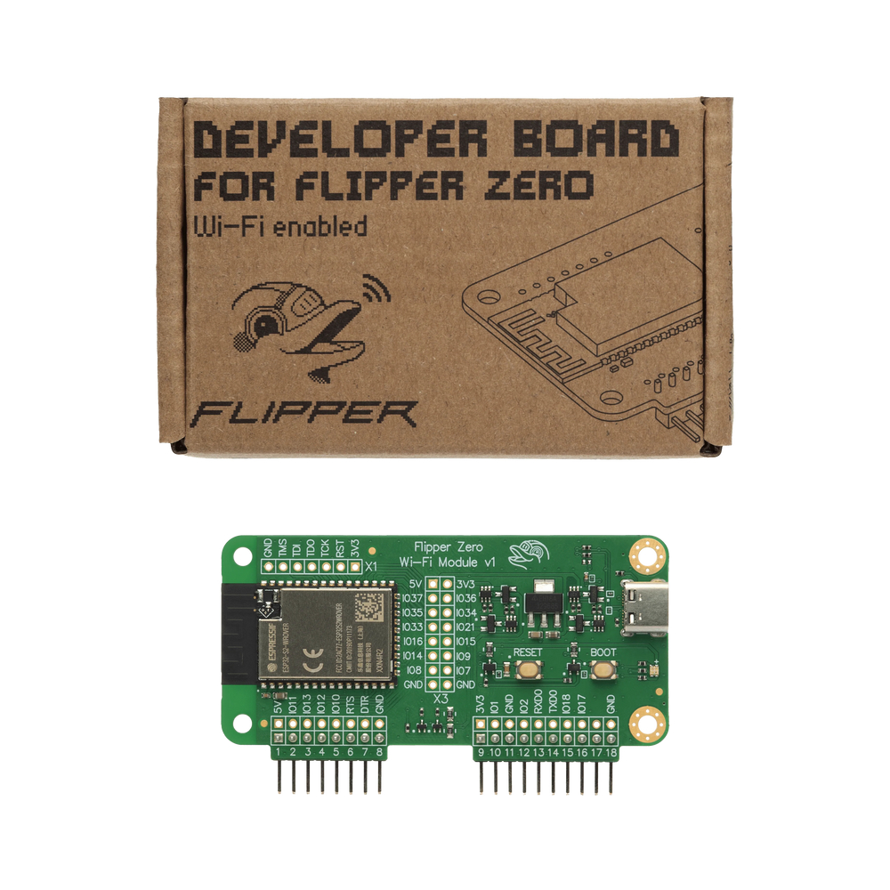Закрытая коробка платы WiFi Devboard для Flipper Zero с печатью и логотипом Flipper, под ней зелёная плата