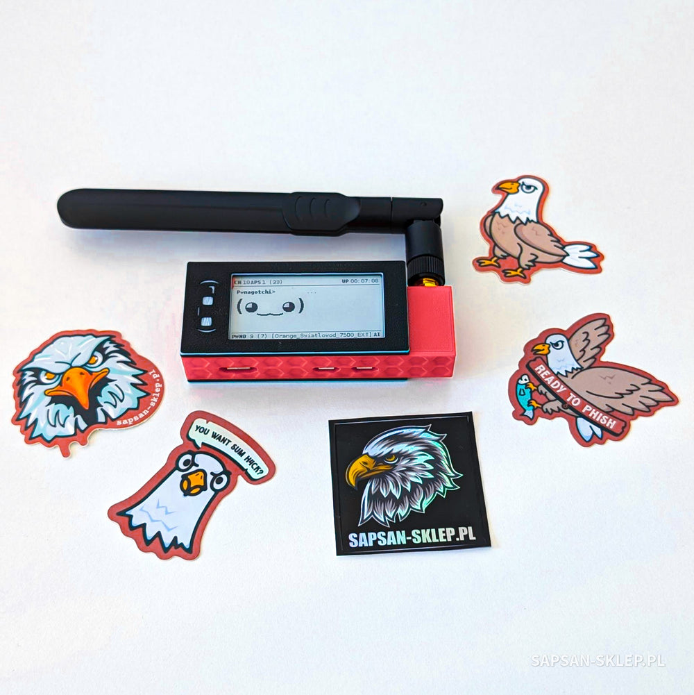 Pwnagotchi w czerwono-czarnej obudowie z anteną - ekran z zadowoloną buźką, dookoła naklejki z orłami sapsan-sklep.pl
