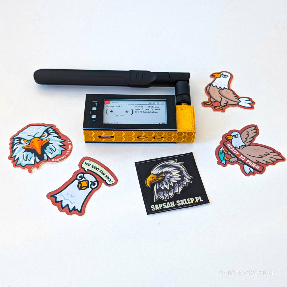Pwnagotchi w pomarańczowo-czarnej obudowie z anteną - ekran ze statystykami handshake, wokół naklejki z orłami sapsan-sklep.pl