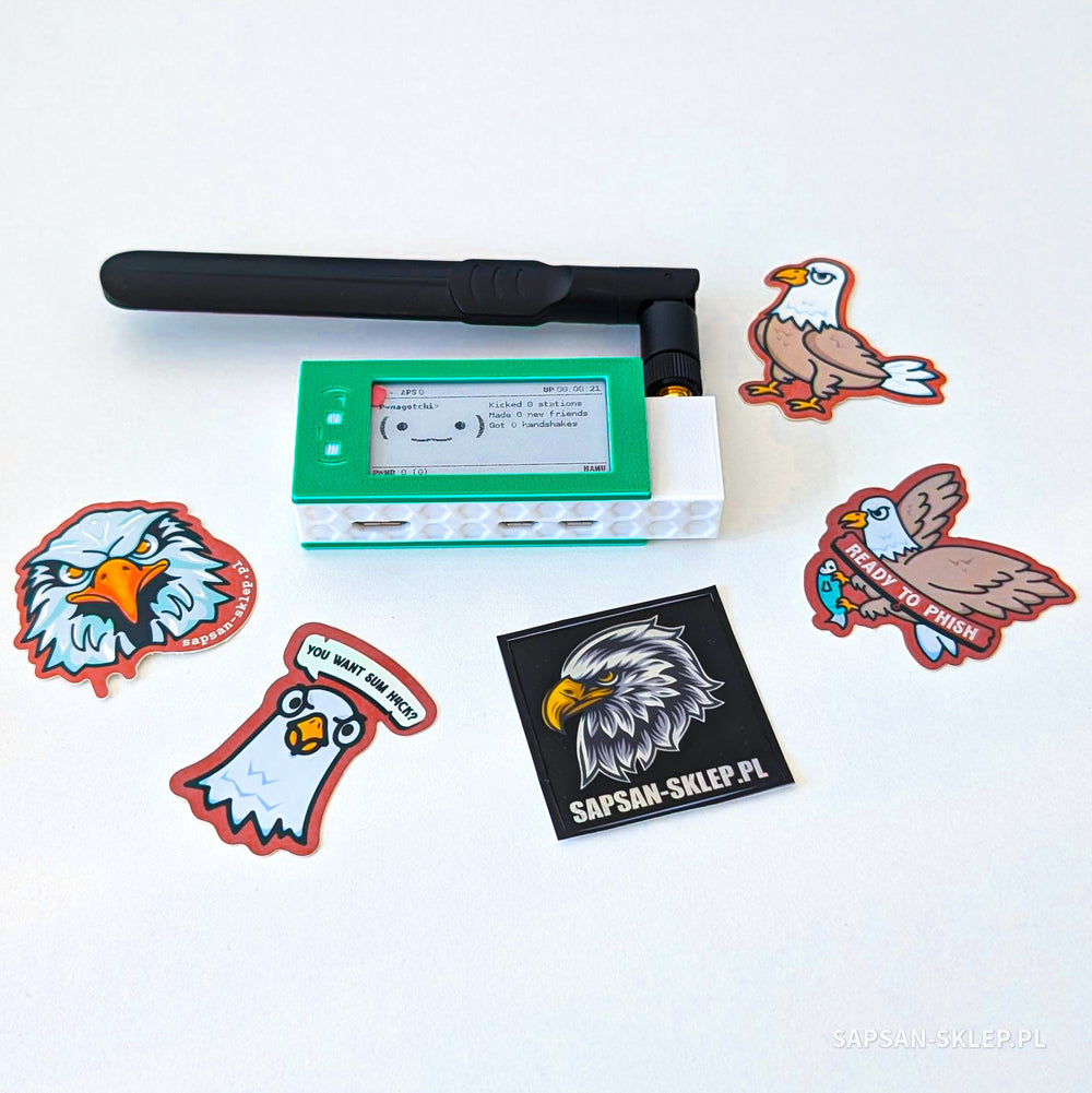 Pwnagotchi w zielono-białej obudowie z czarną anteną - ekran e-ink ze statystykami, obok naklejki z orłami sapsan-sklep.pl