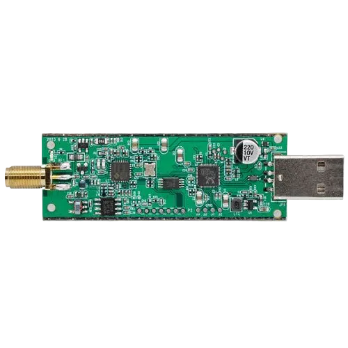 Green circuit board of the RTL-SDR Blog V4 receiver taken out of the housing on a white background - visible RTL2832U and R828D integrated circuits, SMD components, a black electrolytic capacitor marked 220 10V, a gold SMA connector on the left and a USB-A plug on the right