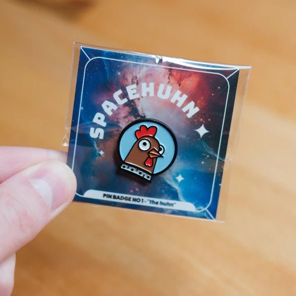 Odznak Spacehuhn v balení s kartičkou Pin Badge No 1 - the huhn