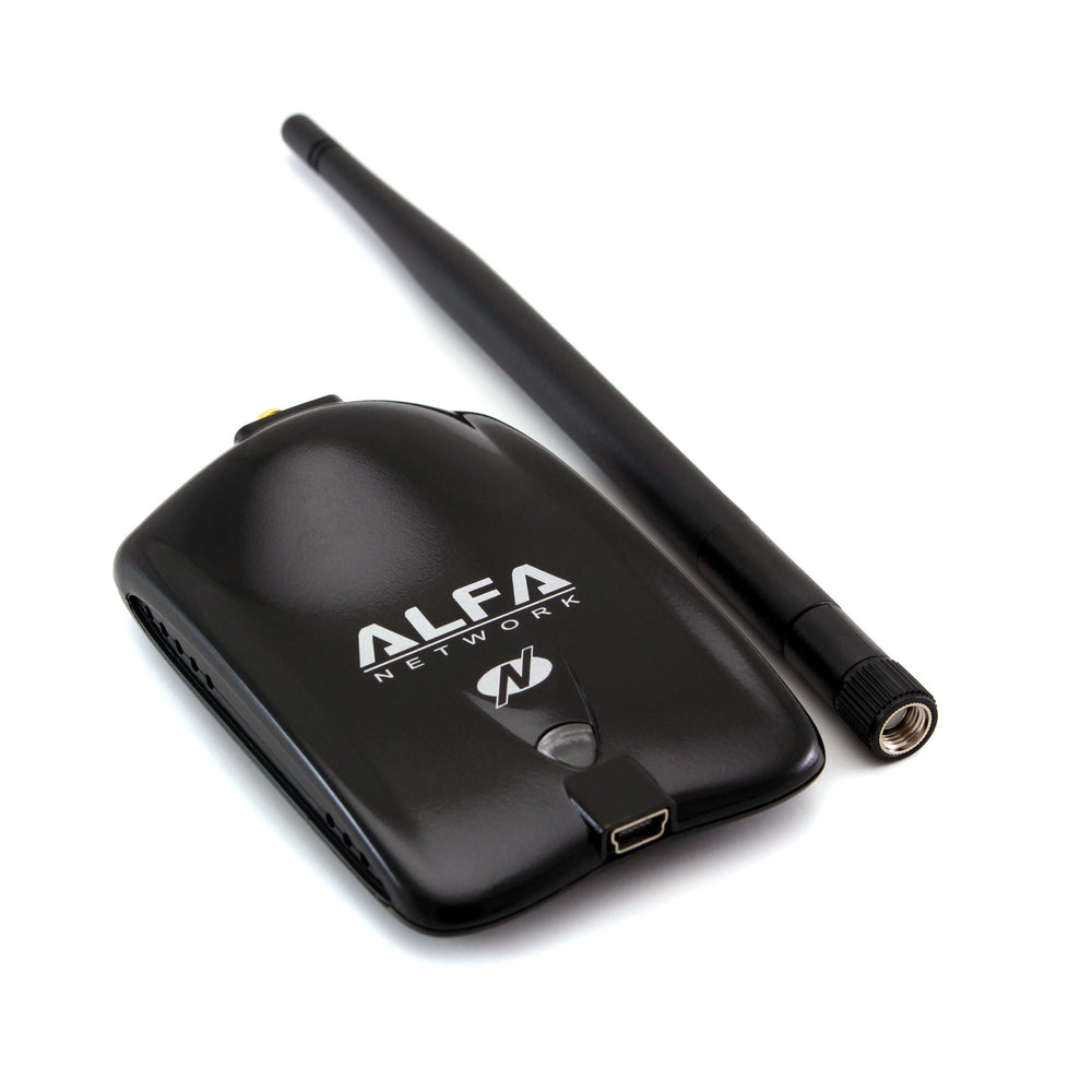 Černý USB Wi-Fi adaptér Alfa AWUS036NHA s odšroubovanou dipólovou anténou vedle, logem ALFA NETWORK, portem mini-USB a konektorem SMA