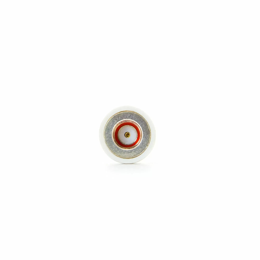 Nahaufnahme des RP-SMA-Anschlusses an der Basis der weißen Alfa-Antenne - ein goldener Pin, ein roter Ring und eine silberne Mutter