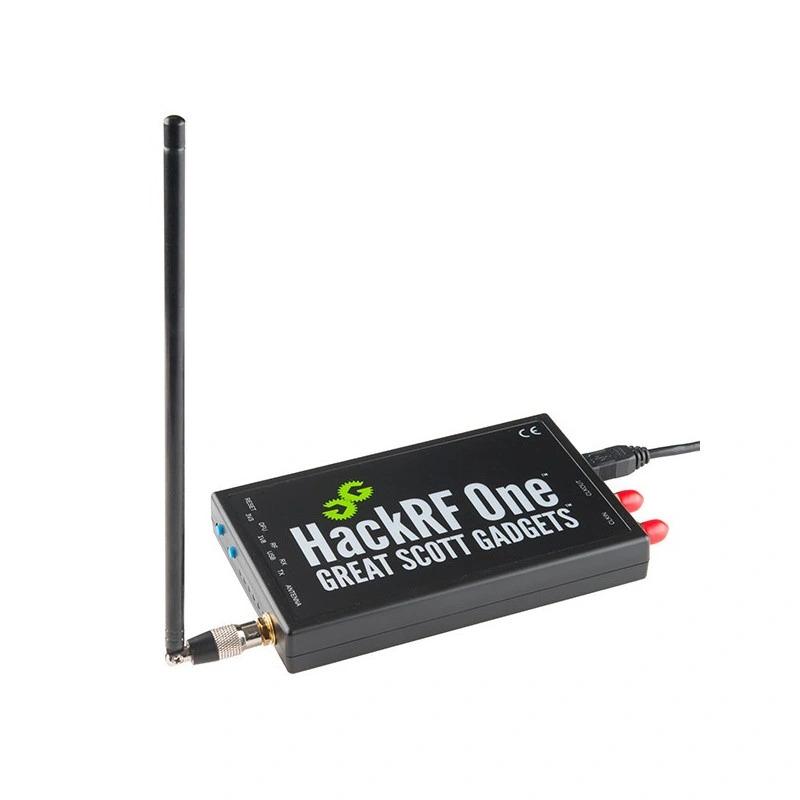 Černá teleskopická anténa ANT500 připojená k SDR transceiveru HackRF One Great Scott Gadgets s připojeným kabelem USB