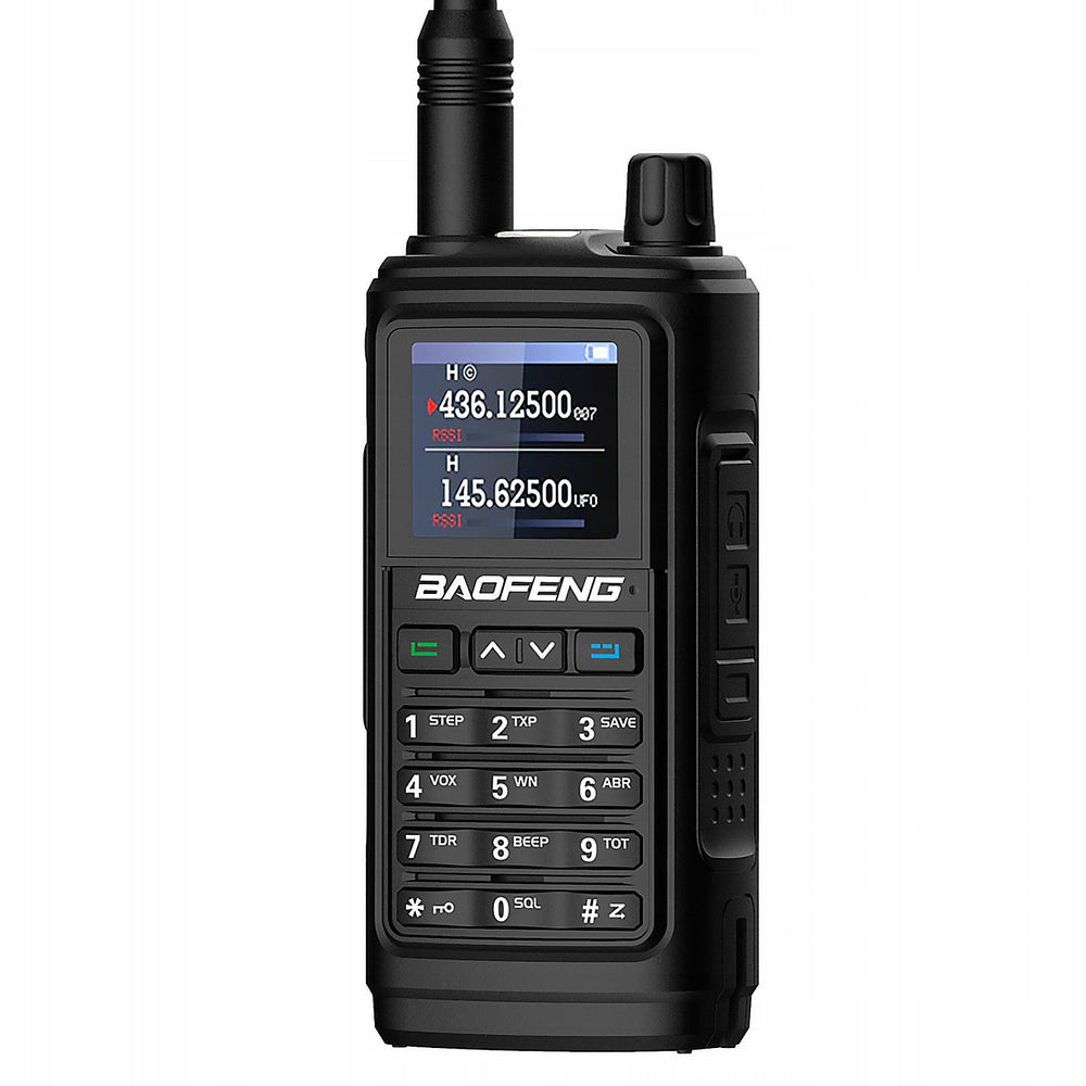 Радиостанция Baofeng UV-17E 5W в виде спереди с антенной на белом фоне - чёрная портативная рация с цветным дисплеем, показывающим частоты 436.12500 и 145.62500 с индикаторами RSSI, надписью BAOFENG, зелёной и синей функциональными кнопками, клавишами вверх-вниз и цифровой клавиатурой