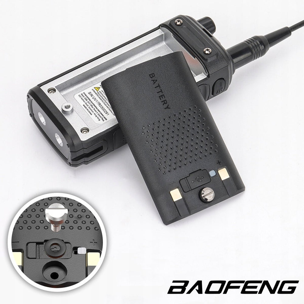 Радиостанция Baofeng UV-17E 5W со снятым аккумулятором на белом фоне - чёрный аккумулятор с надписью BATTERY, прислонённый к корпусу рации с видимой серебристой рамой и этикеткой с серийным номером, на аккумуляторе порт зарядки USB-C с синим индикатором и контакты плюс-минус, вставка увеличивает деталь порта и контактов, логотип BAOFENG в правом нижнем углу