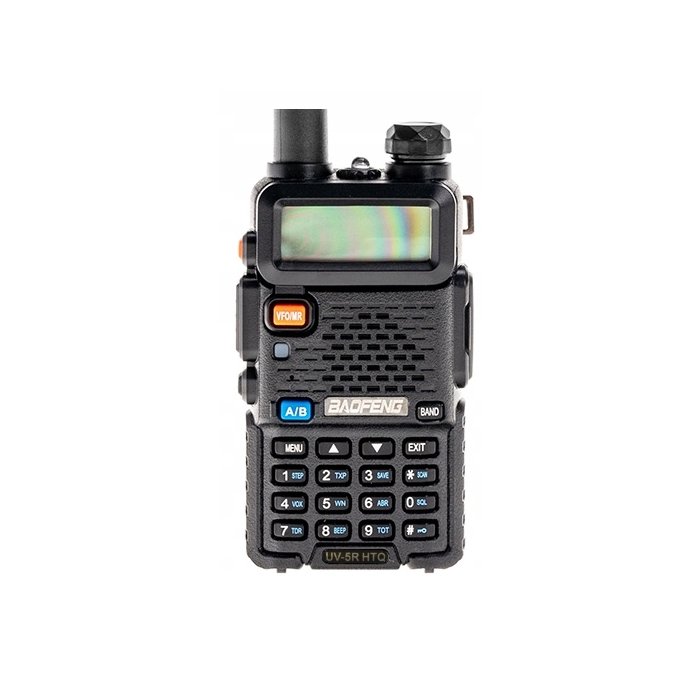 Nahaufnahme des Gehäuses des schwarzen Baofeng UV-5R Funkgeräts mit Display, numerischer Tastatur und Funktionstasten