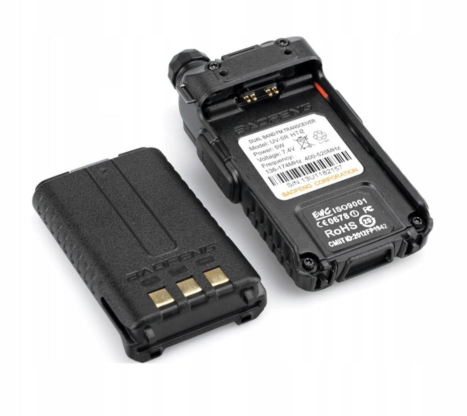 Rückseite des schwarzen Baofeng UV-5R Funkgeräts mit einem Spezifikationsetikett (Dualband, 136-174/400-520 MHz) und einem entfernten Akku