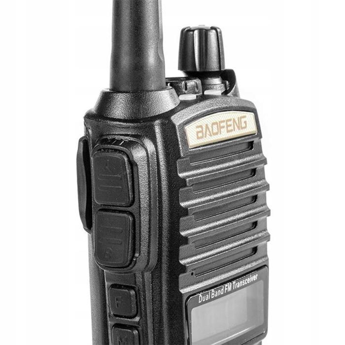 Zbliżenie na korpus czarnego radiotelefonu Baofeng UV-82 z podwójnym przyciskiem PTT, logo BAOFENG i głośnikiem