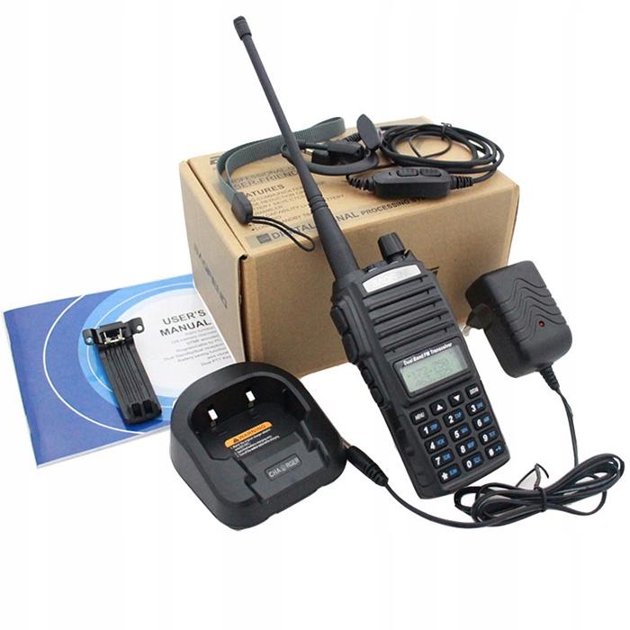 Pełny zestaw czarnego radiotelefonu Baofeng UV-82 z anteną, pudełkiem, instrukcją, ładowarką biurkową, zasilaczem, słuchawką i klipsem