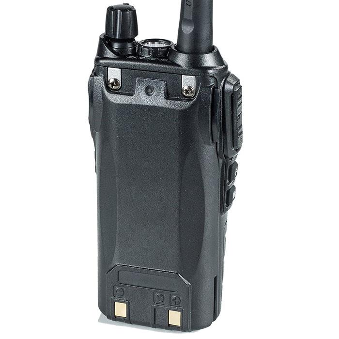 Tył czarnego radiotelefonu Baofeng UV-82 z akumulatorem, stykami ładowania, pokrętłami na górze i anteną
