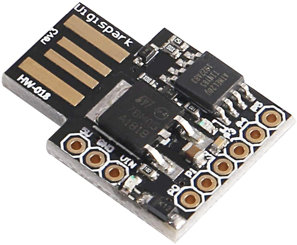 Крупный план чёрной платы Digispark Kickstarter с микроконтроллером ATtiny85, штекером USB-A и обозначениями контактов
