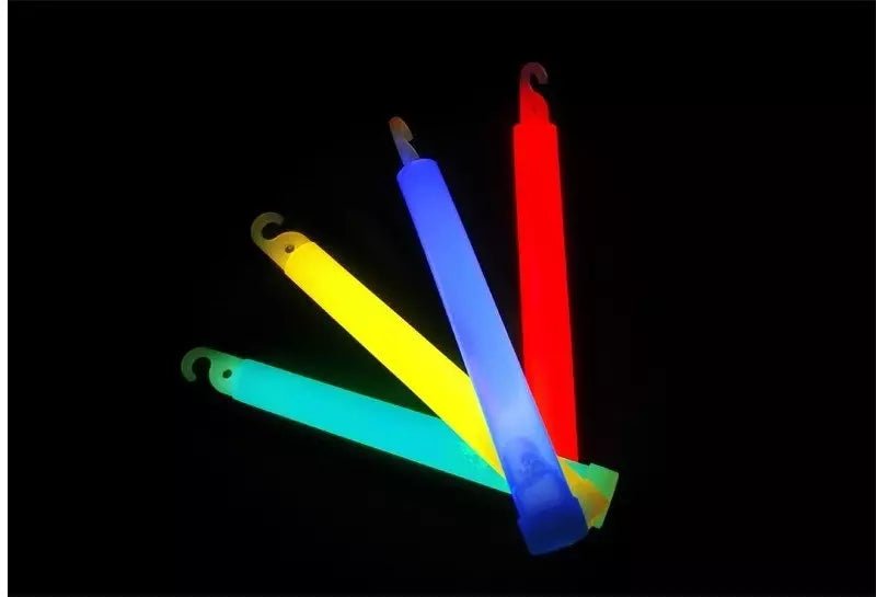 Cztery świecące światła chemiczne GlowStick - czerwone, niebieskie, żółte i zielone - rozłożone wachlarzowo na czarnym tle