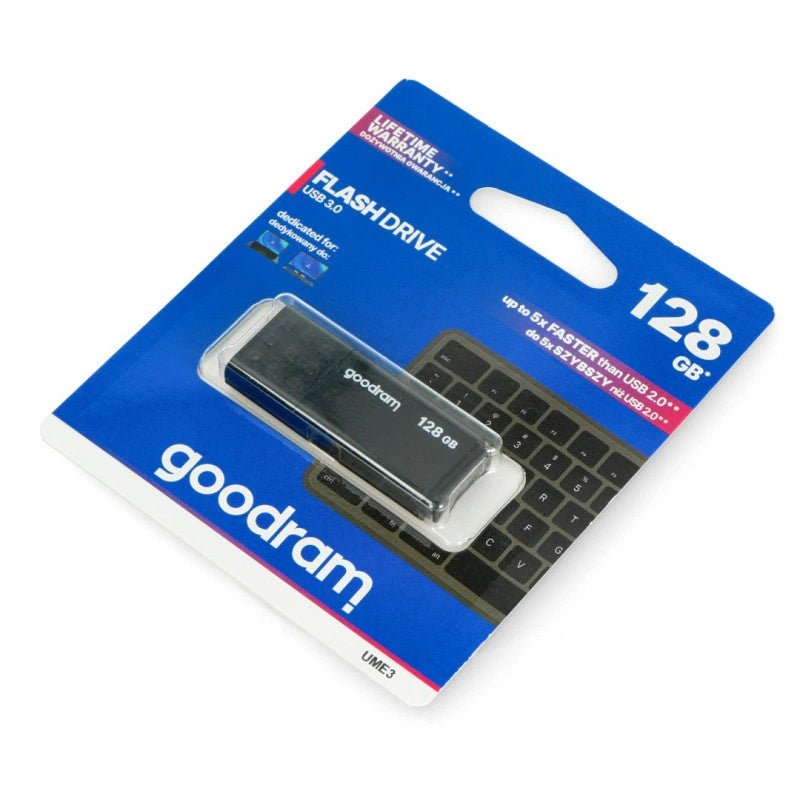 GoodRam UME3 128 GB USB 3.0 Flash-Laufwerk in einer Blisterpackung, Schrägansicht mit dem schwarzen Laufwerk und dem goodram-Logo