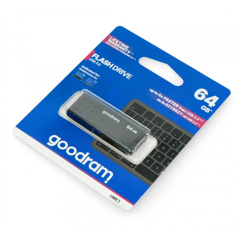 GoodRam UME3 64 GB USB 3.0 Flash-Laufwerk in einer Blisterpackung, Schrägansicht mit dem schwarzen Laufwerk und dem goodram-Logo