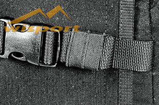 Wisport-Gummischlaufe 25 mm an einem Rucksackgurt neben einer Schnalle, die das überschüssige Gurtband hält