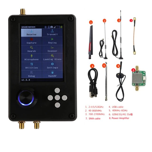 Černé zařízení HackRF One s PortaPack H2 a firmwarem Mayhem a sada příslušenství - pět antén různých pásem, kabel USB, kabel SMA a zesilovač výkonu