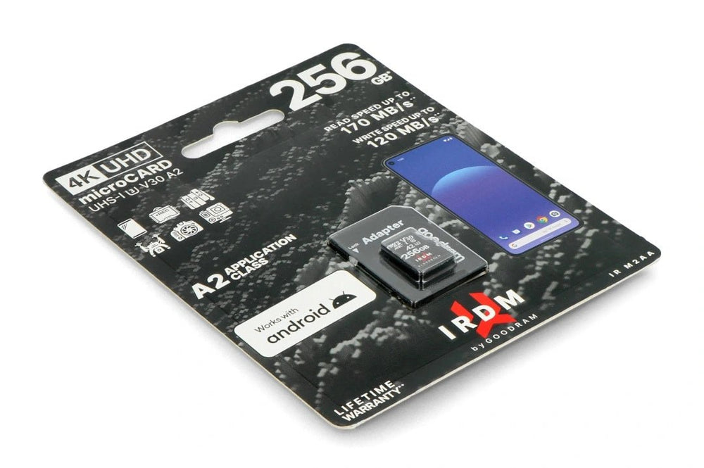 Die Goodram IRDM IR-M2AA 256 GB Verpackung schräg gezeigt - derselbe Blister mit der microSD-Karte und dem SD-Adapter in der Blase und dem IRDM by GOODRAM Logo, auf weißem Hintergrund