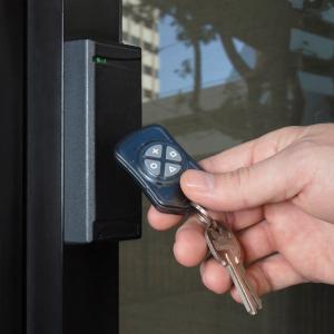 Сцена использования - рука прикладывает дупликатор KEYSY с ключами к считывателю контроля доступа у двери