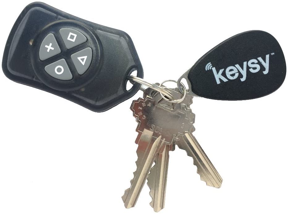 Чёрный дупликатор KEYSY и прилагаемый RFID-брелок с логотипом keysy на связке домашних ключей