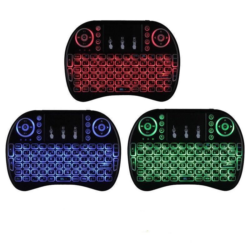 Dieselbe kabellose Mini-Tastatur mit Touchpad in drei LED-Hintergrundbeleuchtungsfarben - rot, blau und grün